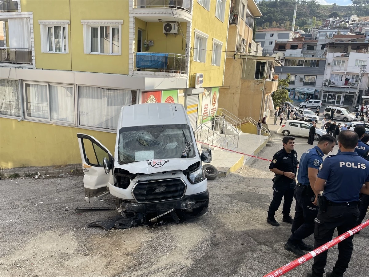 İzmir\'de servis minibüsü kaza yaptı: 7 yaralı