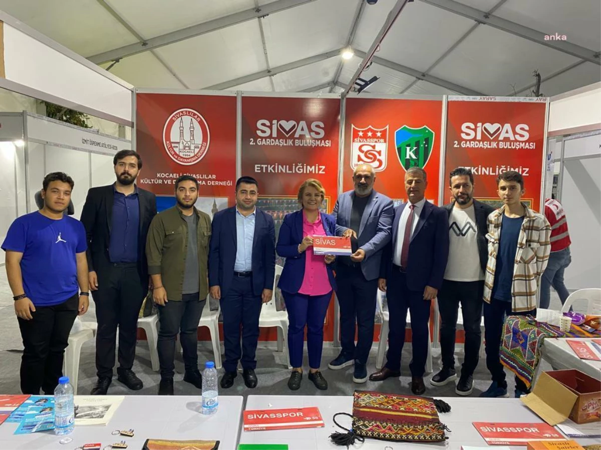 İzmit Belediye Başkanı Fatma Kaplan Hürriyet, Kocaeli Kitap Fuarı\'nı Ziyaret Etti