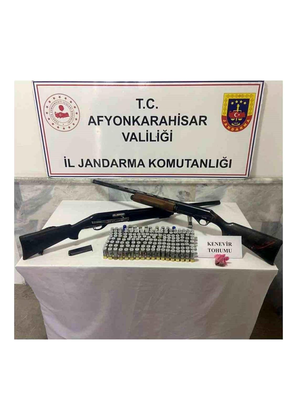 Afyonkarahisar\'da yapılan baskında ruhsatsız silahlar ele geçirildi