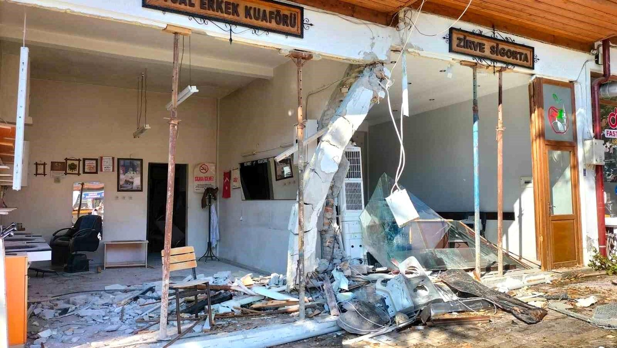 Antalya\'da freni boşalan su tankeri iki iş yerine daldı