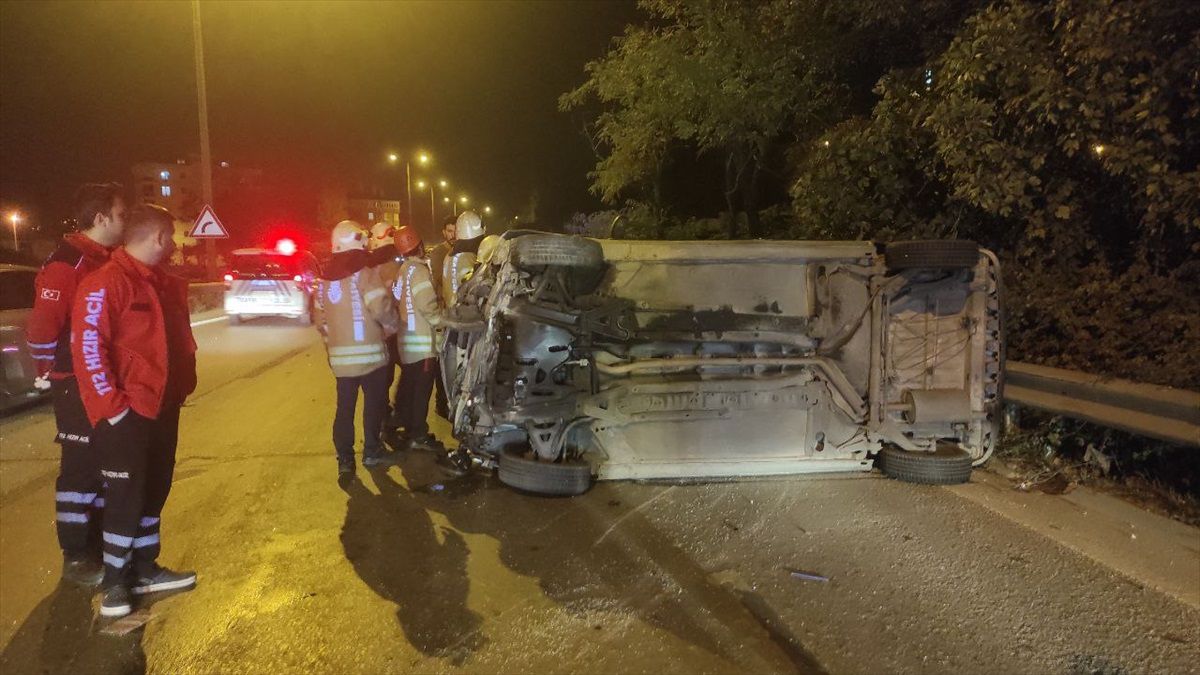 Kartal\'da Kontrolden Çıkan Otomobil Devrildi, Sürücü Yaralandı