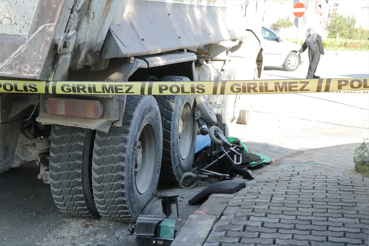Kayseri\'de akülü tekerlekli sandalyesiyle kamyonun altında kalan genç öldü