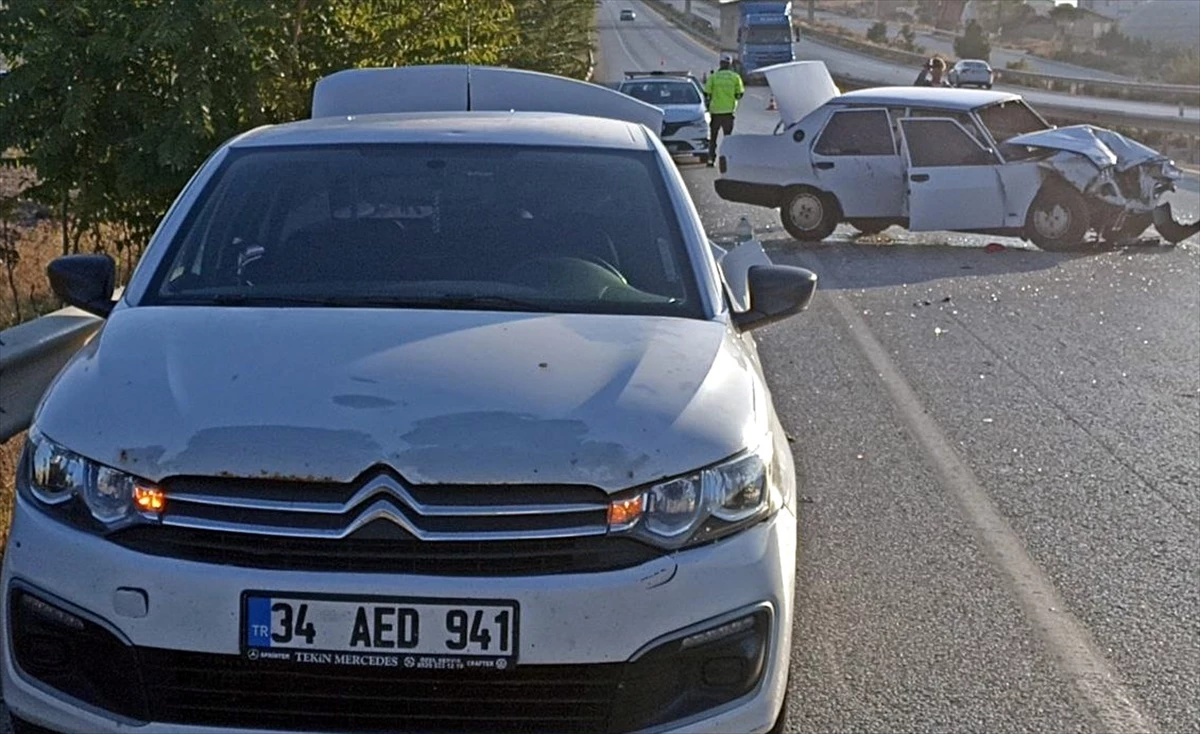 Kırıkkale\'de Otomobil Çarpışması: 2\'si Çocuk, 3 Kişi Yaralandı