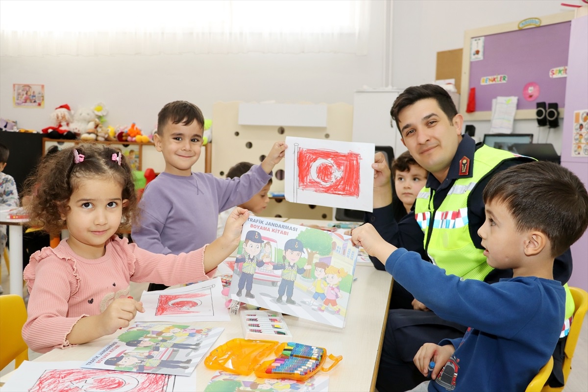 Kırşehir\'de Jandarma Ekipleri Anaokulu Öğrencilerine Meslek Tanıtımı Yaptı