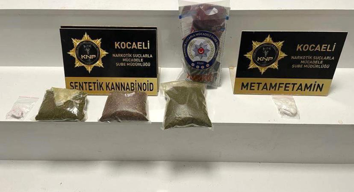 Kocaeli\'de Sokak Satıcılarına Operasyon: Uyuşturucu Ele Geçirildi, 11 Şüpheli Gözaltına Alındı