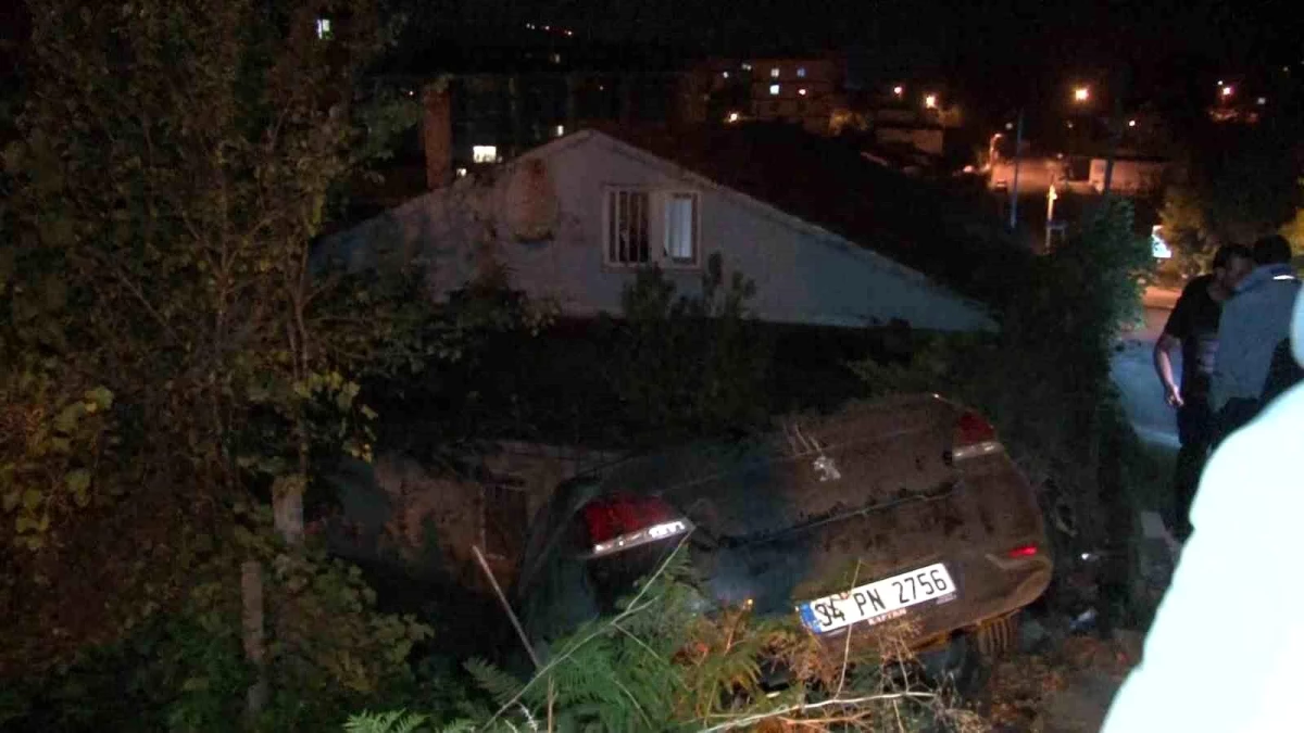 Çekmeköy\'de Otomobil Yokuş Aşağı Uçarak Bir Evin Bahçesine Girdi