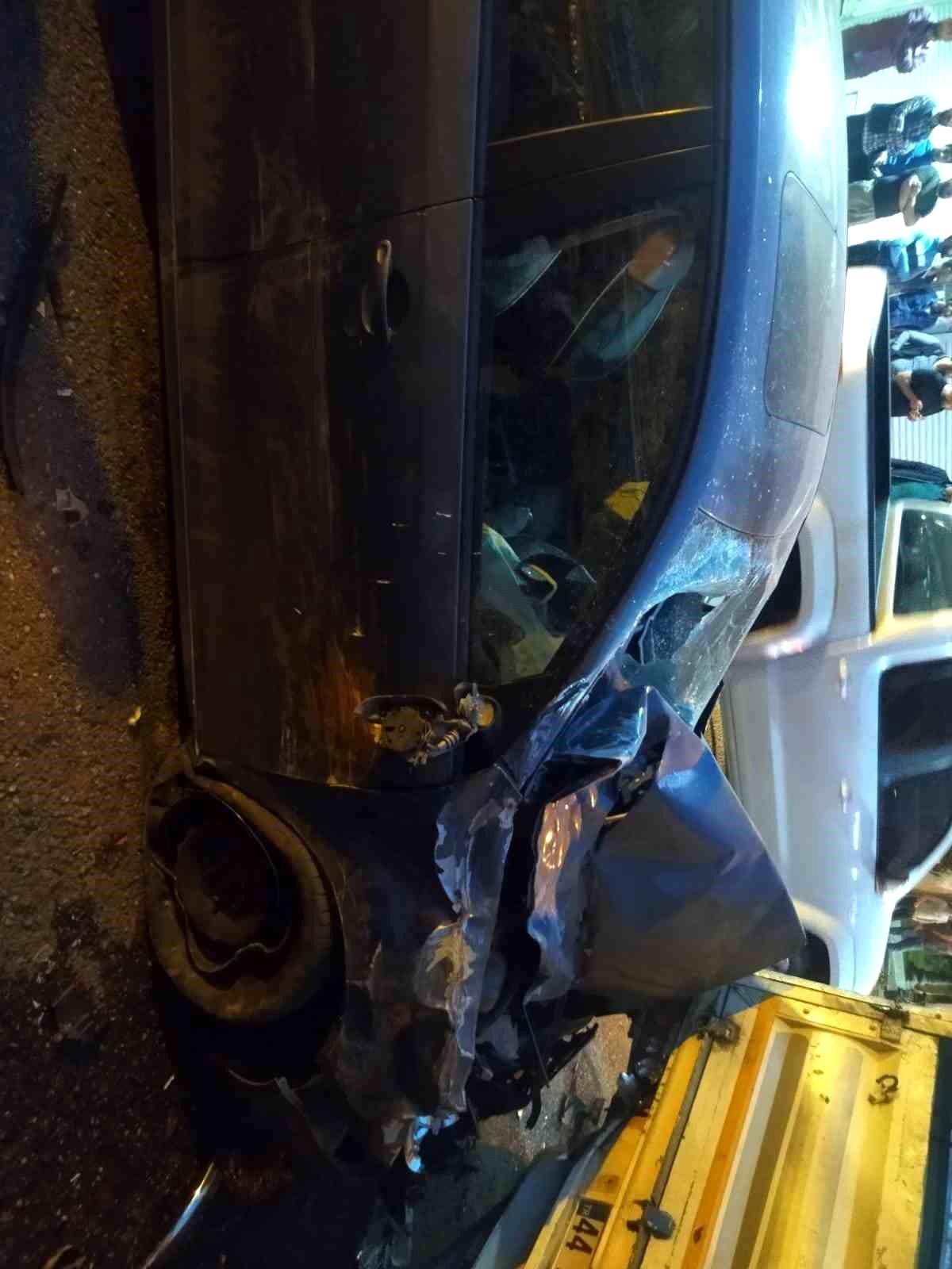 Şanlıurfa\'da Kontrolden Çıkan Otomobil 4 Araça Çarptı, 2 Kişi Yaralandı