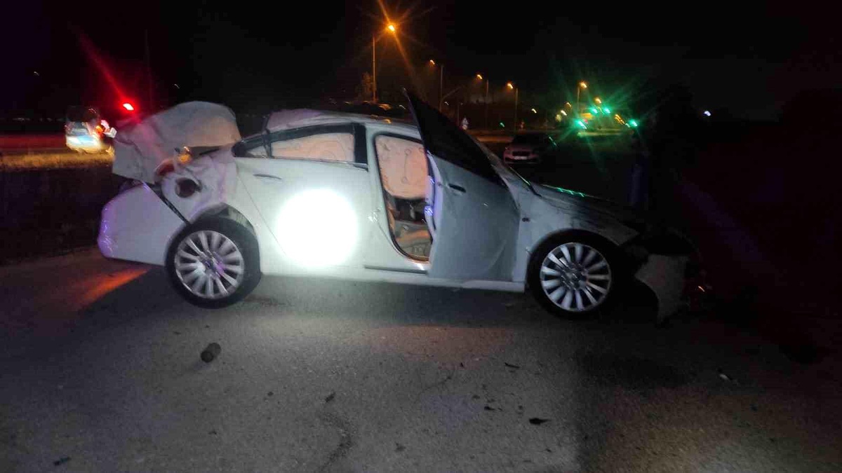 Bolu\'da Kontrolden Çıkan Otomobilin Tali Yola Uçması Sonucu Sürücü Yaralandı