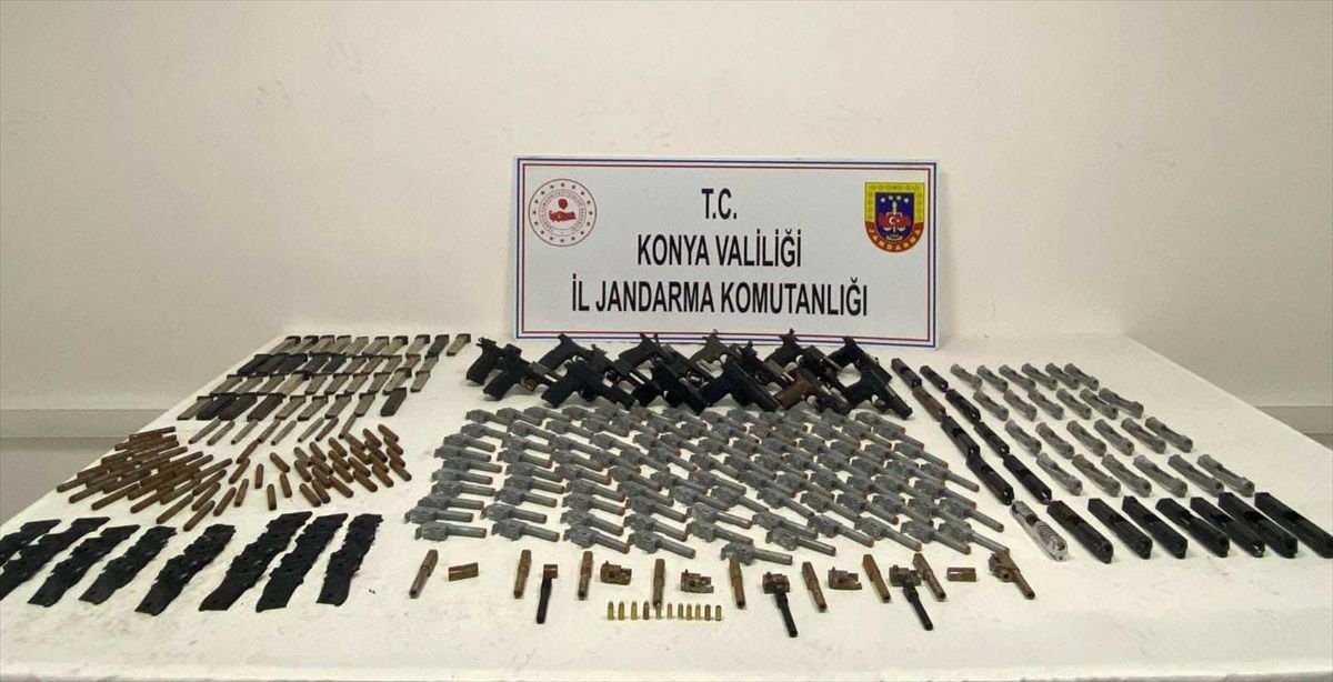 Konya\'da silah kaçakçılığı operasyonu: 5 tabanca ve 349 tabanca parçası ele geçirildi