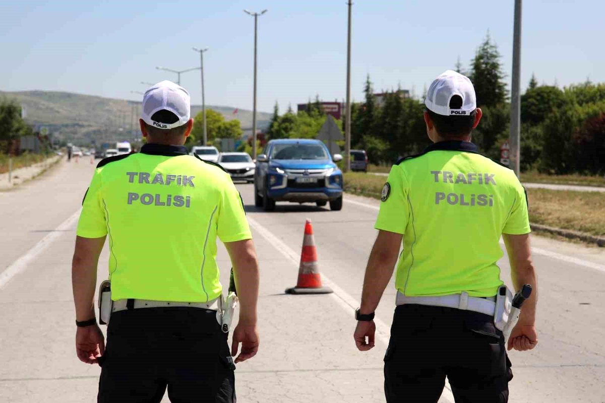Afyonkarahisar\'da trafik denetiminde 235 araç sürücüsüne 423 bin 854 TL para cezası kesildi