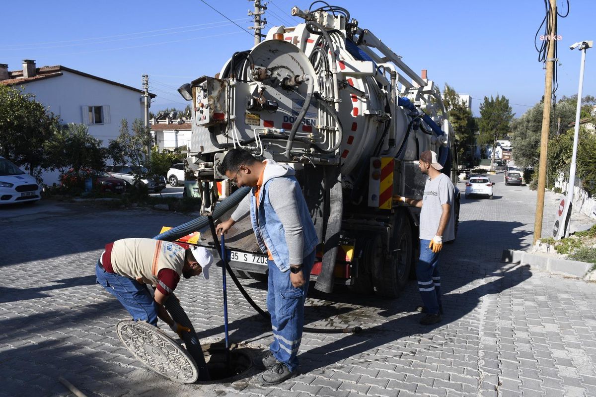 Kuşadası Belediyesi, kış mevsimine hazırlık için kanalizasyon hatlarını temizliyor
