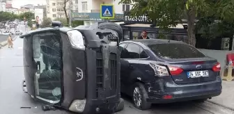 Maltepe'de otomobil devrildi, trafik yoğunluğu oluştu