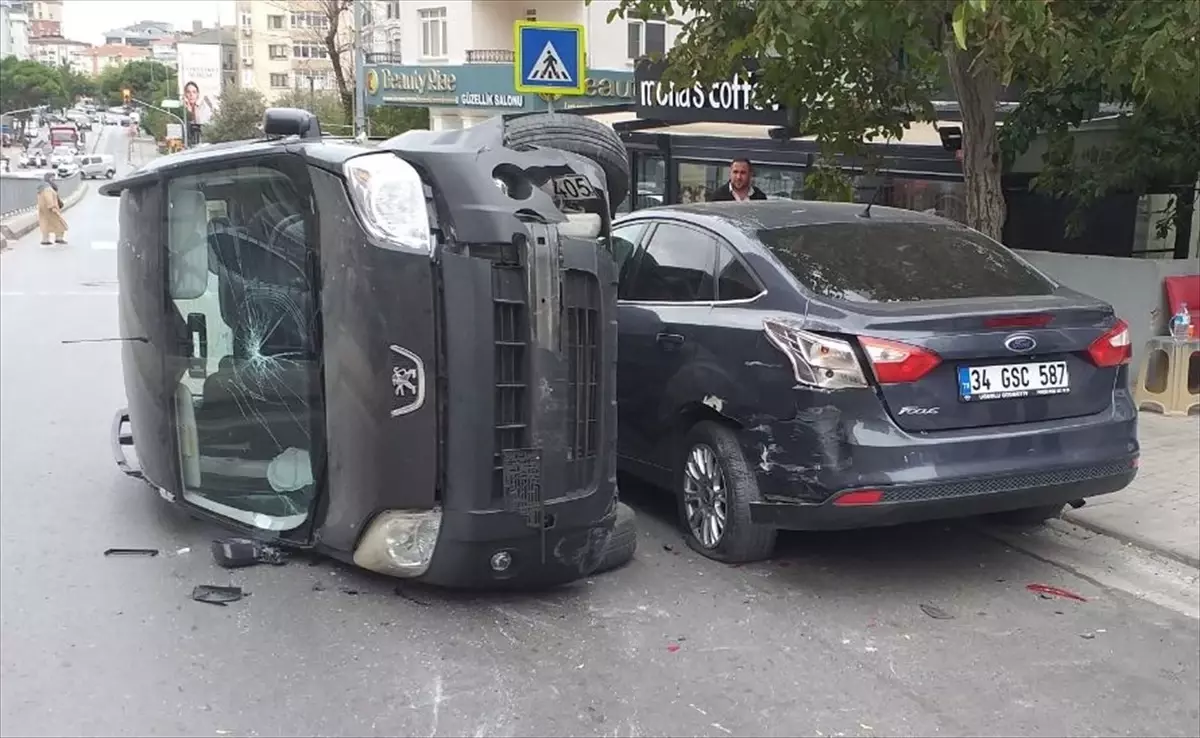 Maltepe\'de otomobil devrildi, trafik yoğunluğu oluştu