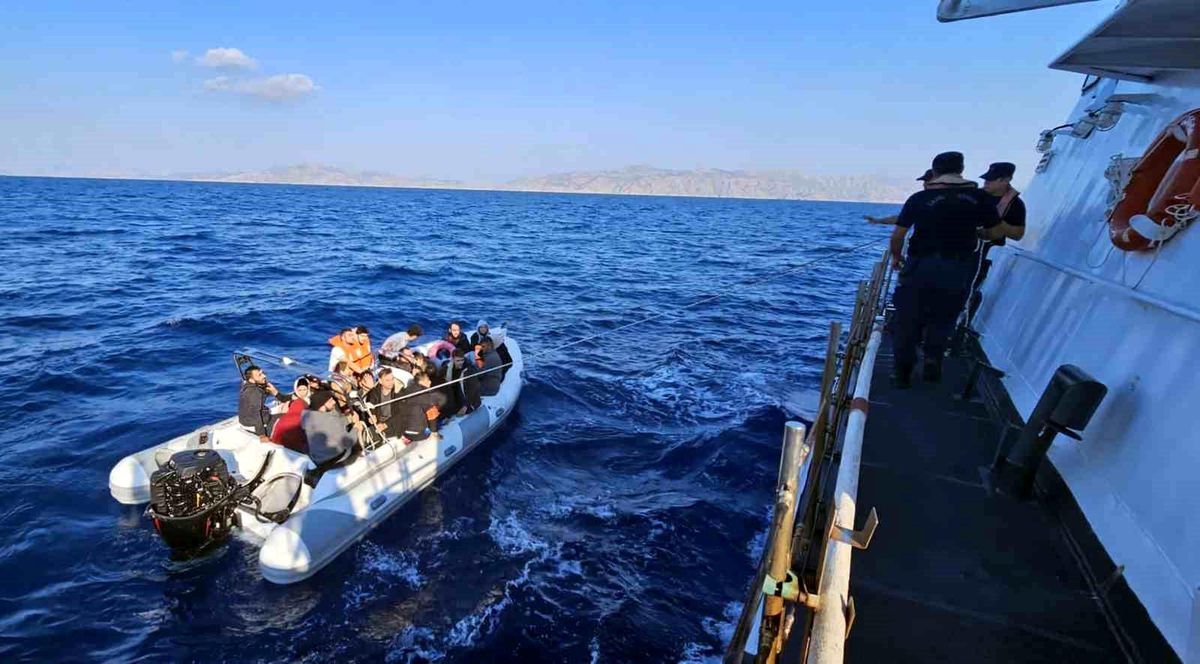 Muğla\'da 212 düzensiz göçmen kurtarıldı, 57 göçmen kaçakçılığı şüphelisi yakalandı