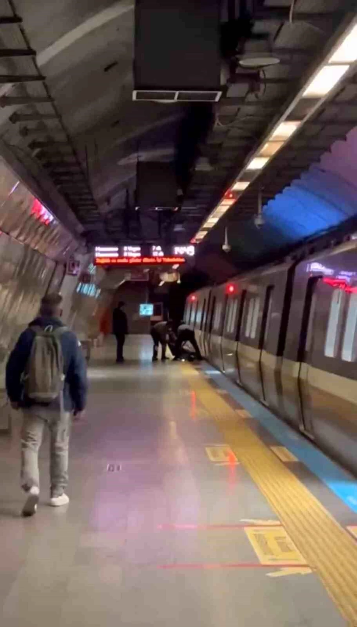 Mecidiyeköy Metro İstasyonunda Genç Raylara Düştü