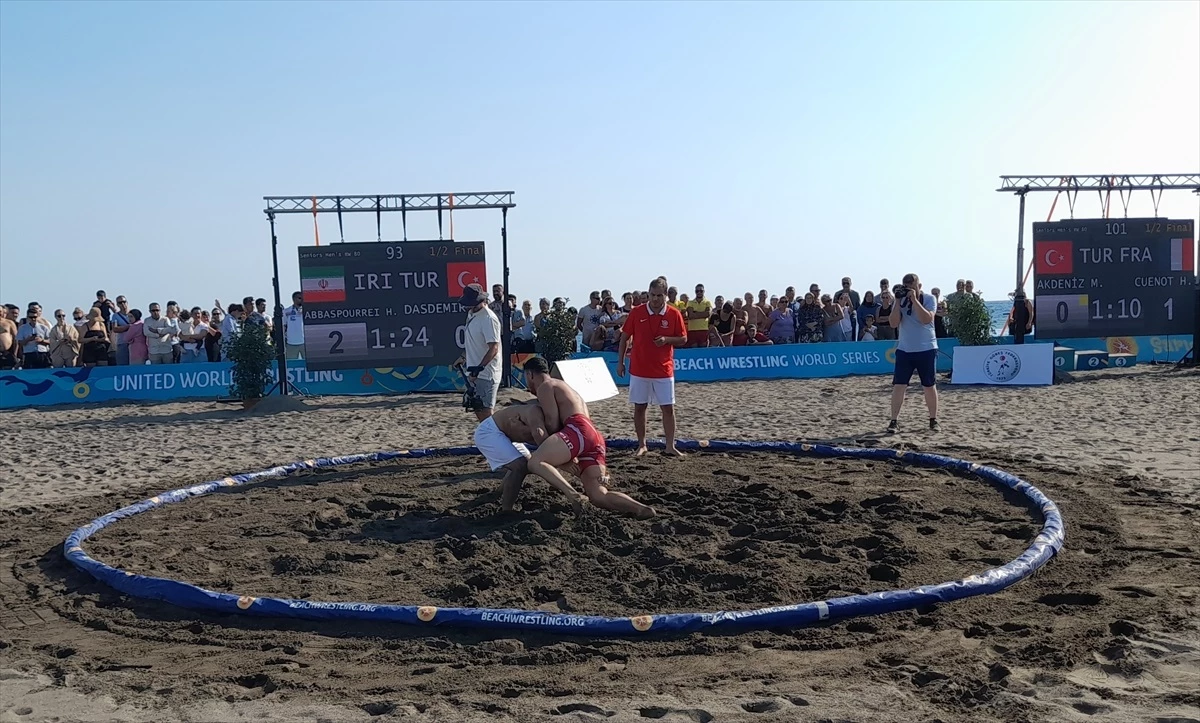 Türk Sporcular Dünya Plaj Güreşi Şampiyonası\'nda Altın Madalya Kazandı