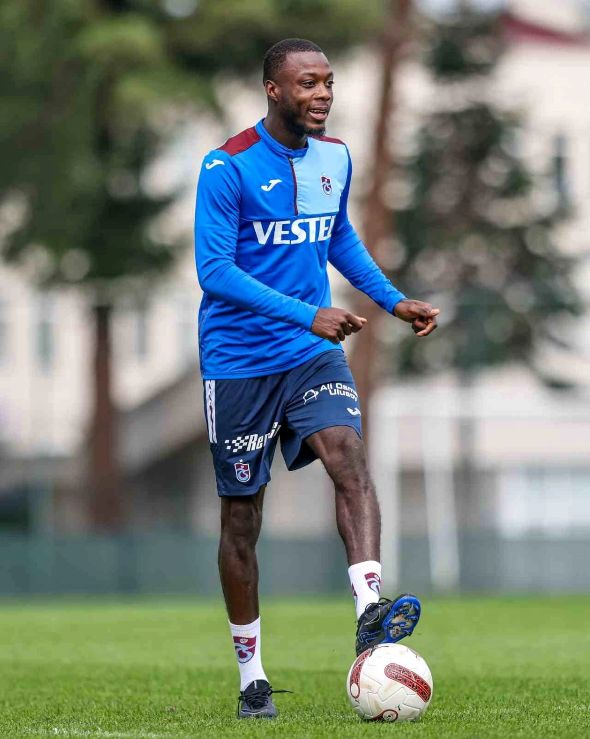 Trabzonspor\'un yeni transferi Nicolas Pepe saha çalışmalarına başladı