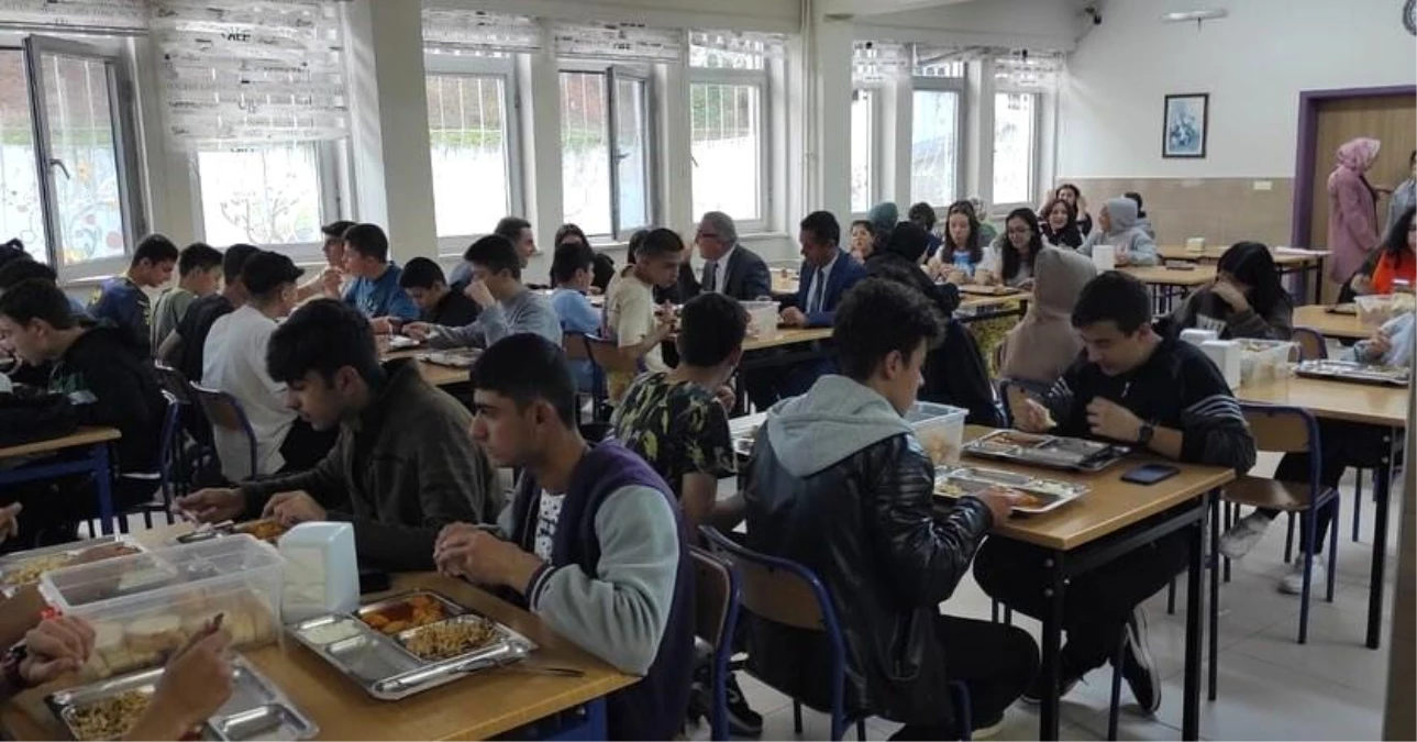 Bilecik İl Milli Eğitim Müdürü öğrencilerle yemek yedi