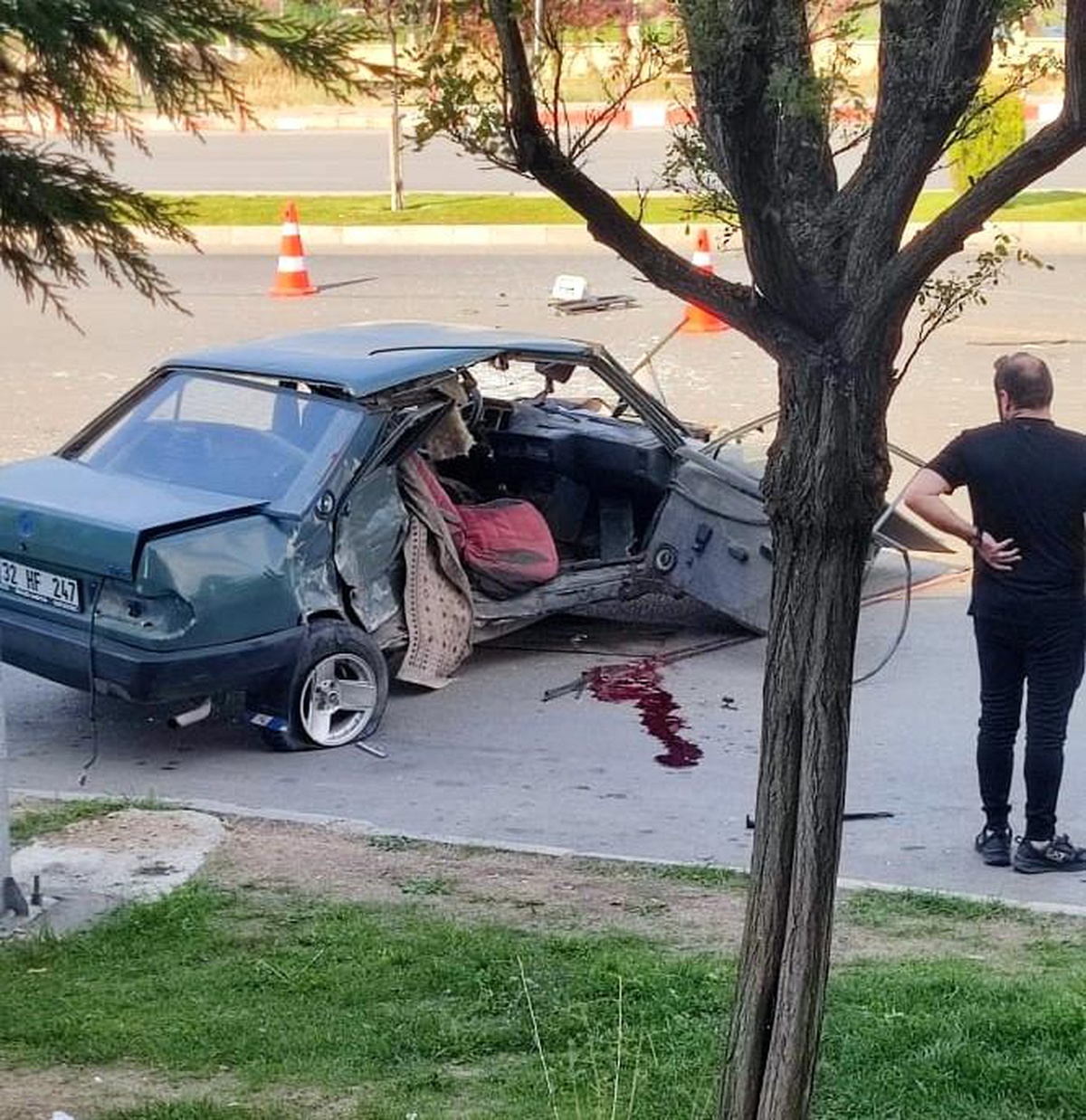 Afyonkarahisar\'da Kontrolden Çıkan Araç Karşı Şeride Geçti: 1 Ölü, 2 Yaralı