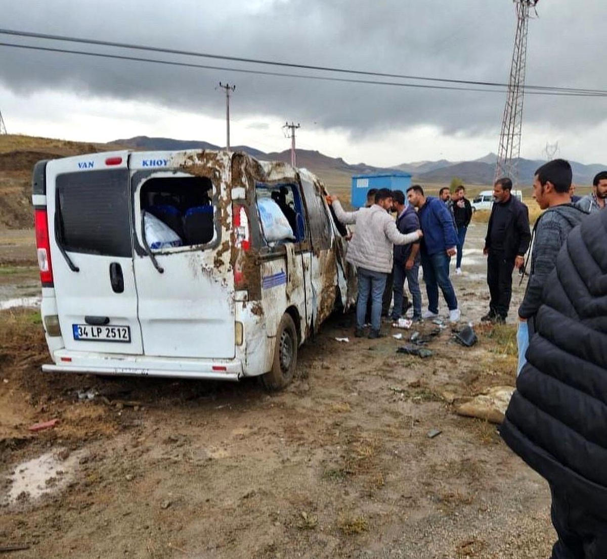 Van\'ın Özalp ilçesinde yolcu minibüsü takla attı, 4 kişi yaralandı
