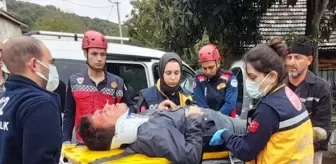 Sapanca'da hafif ticari araç duvara çarptı, 2 kişi yaralandı