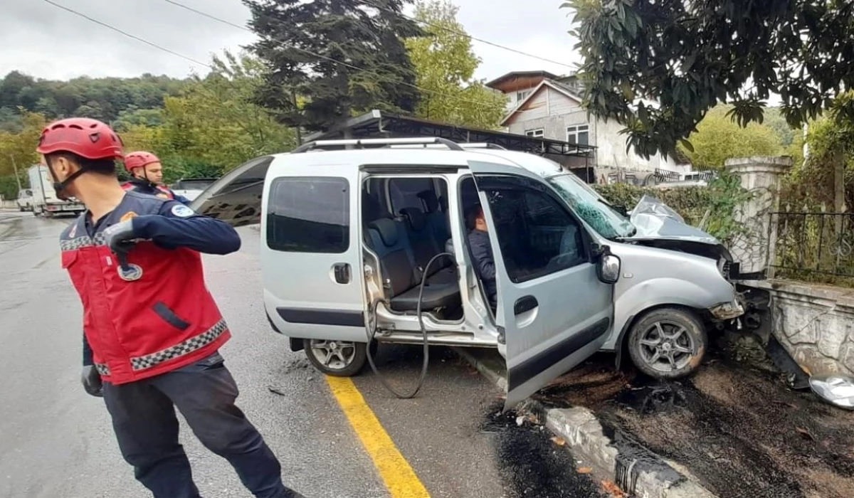 Sapanca\'da trafik kazası: 2 kişi yaralandı