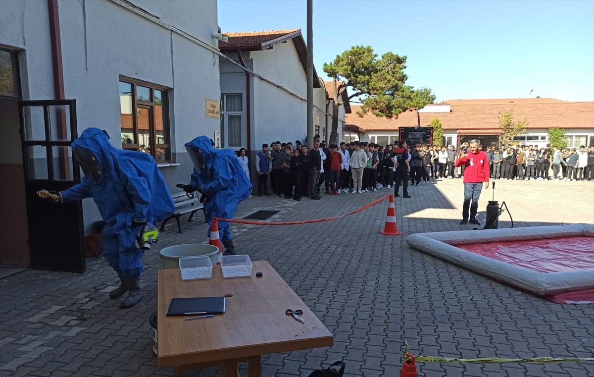 Sakarya\'da meslek lisesinde KBRN tatbikatı yapıldı