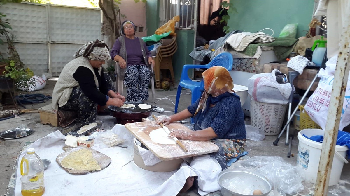 Manisa\'da Ev Kadınları İmece Usulü Gözleme Yapıyor