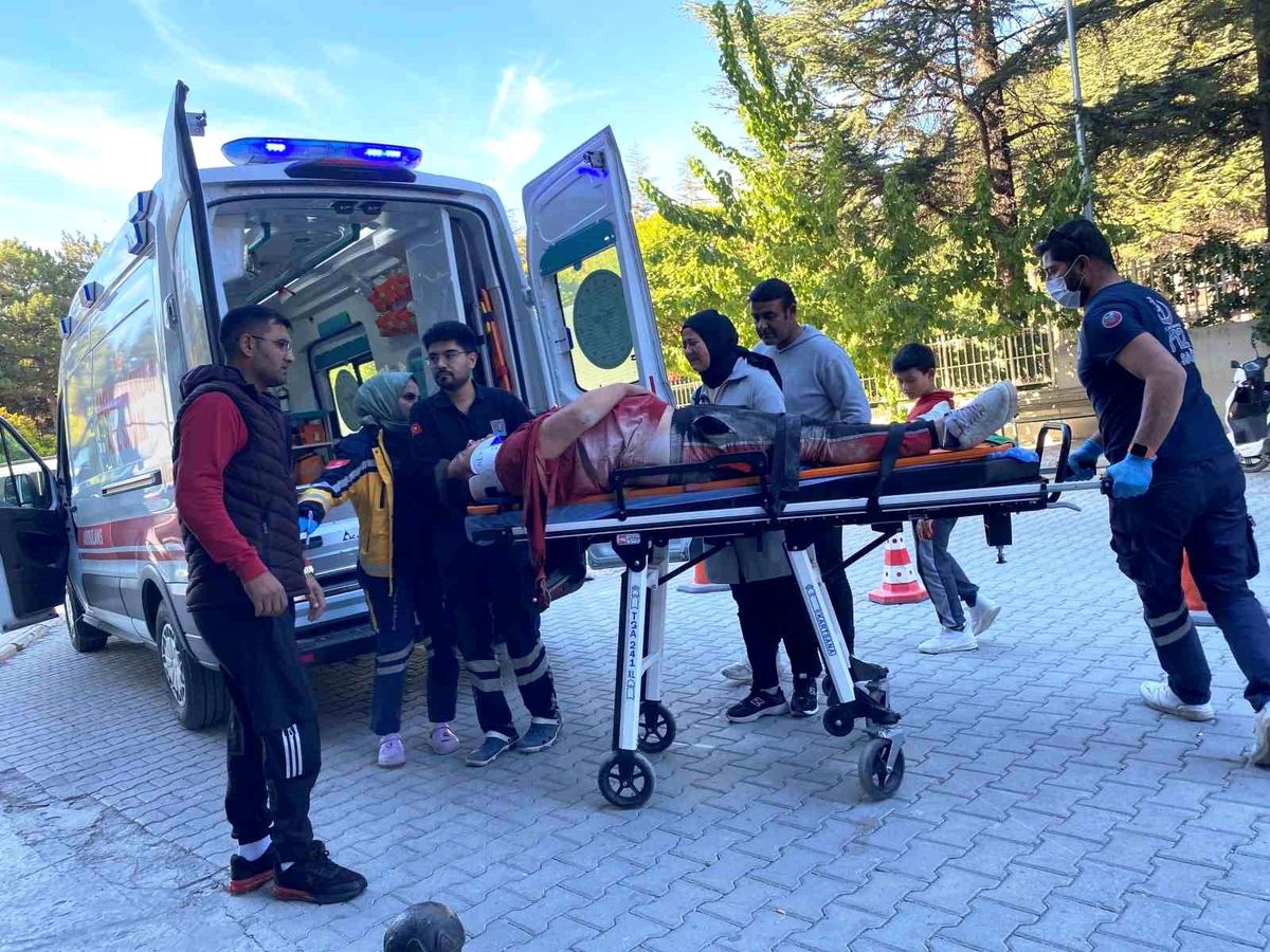 Kulu\'da traktör römorkundan düşen genç hastaneye kaldırıldı