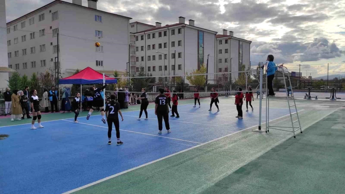 Düzce\'de Üniversite Öğrencileri Arasında Sokak Voleybolu Turnuvası Başladı
