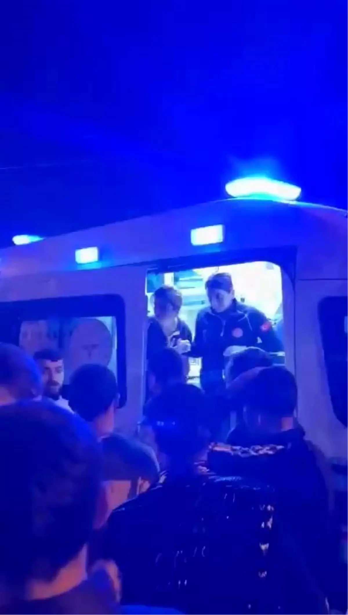 Sultanbeyli\'de Ehliyetsiz Sürücüden Kaynaklanan Kaza: 4 Yaralı