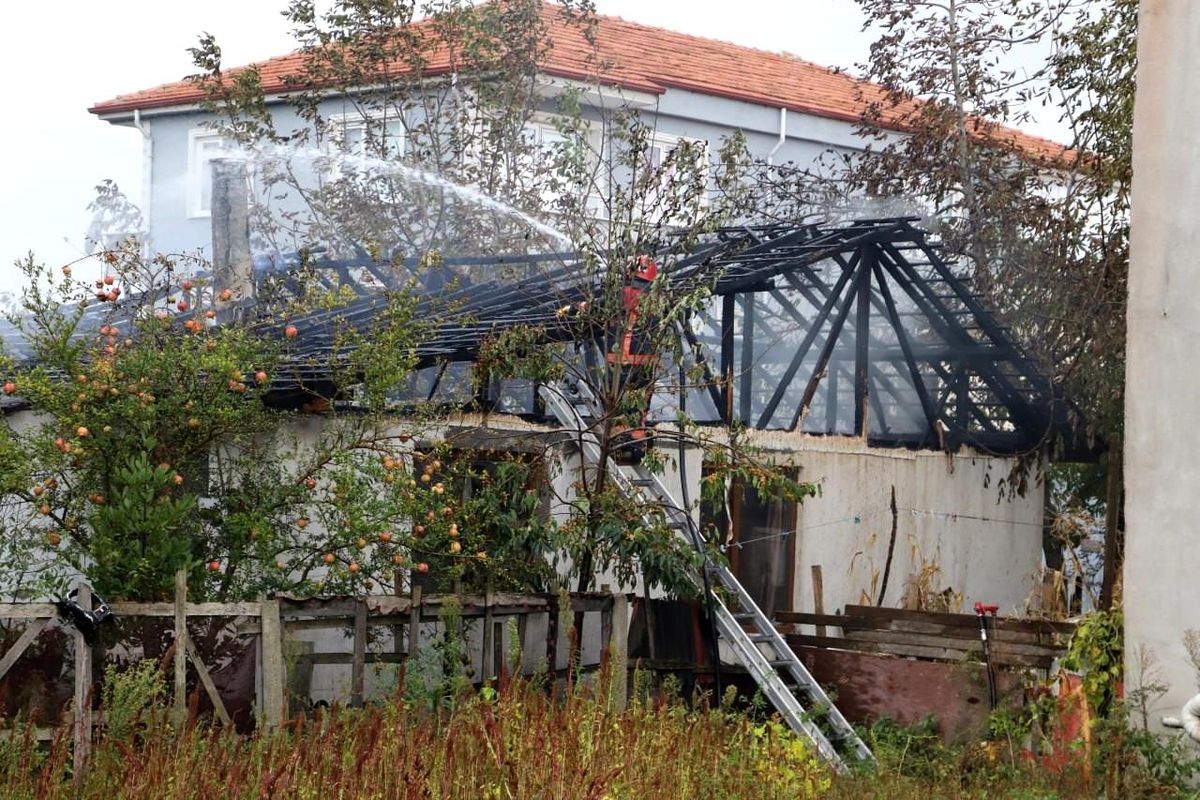 Sakarya\'da Tek Katlı Evde Yangın Çıktı