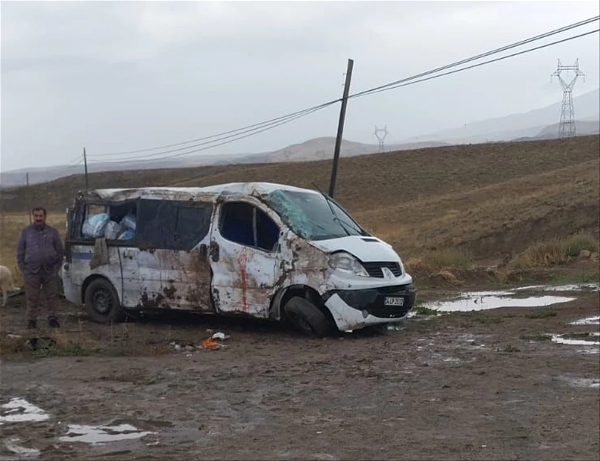 Van\'da şarampole devrilen minibüsteki 4 kişi yaralandı