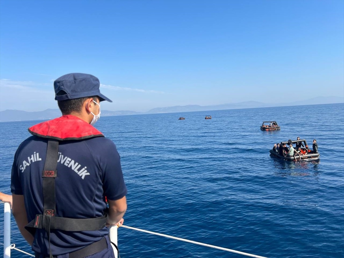 Yunanistan unsurlarınca Türk kara sularına itilen 91 düzensiz göçmen kurtarıldı