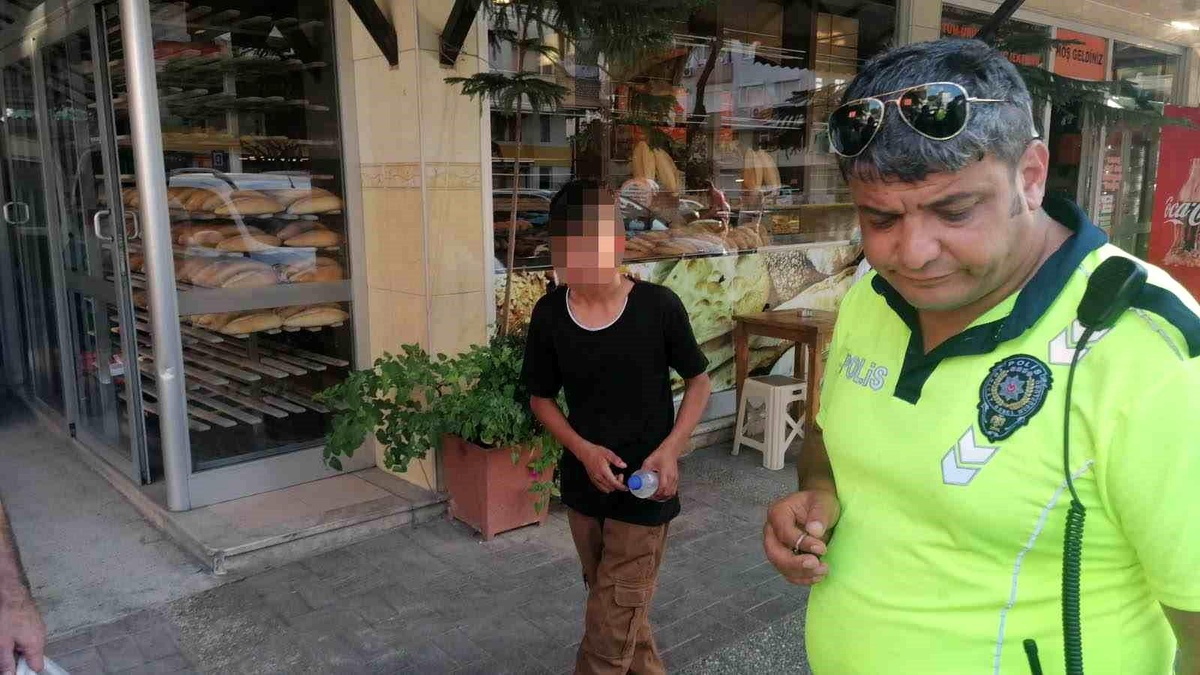 Antalya\'da 14 yaşındaki çocuk trafiği tehlikeye düşürdü, araç sahibine ceza