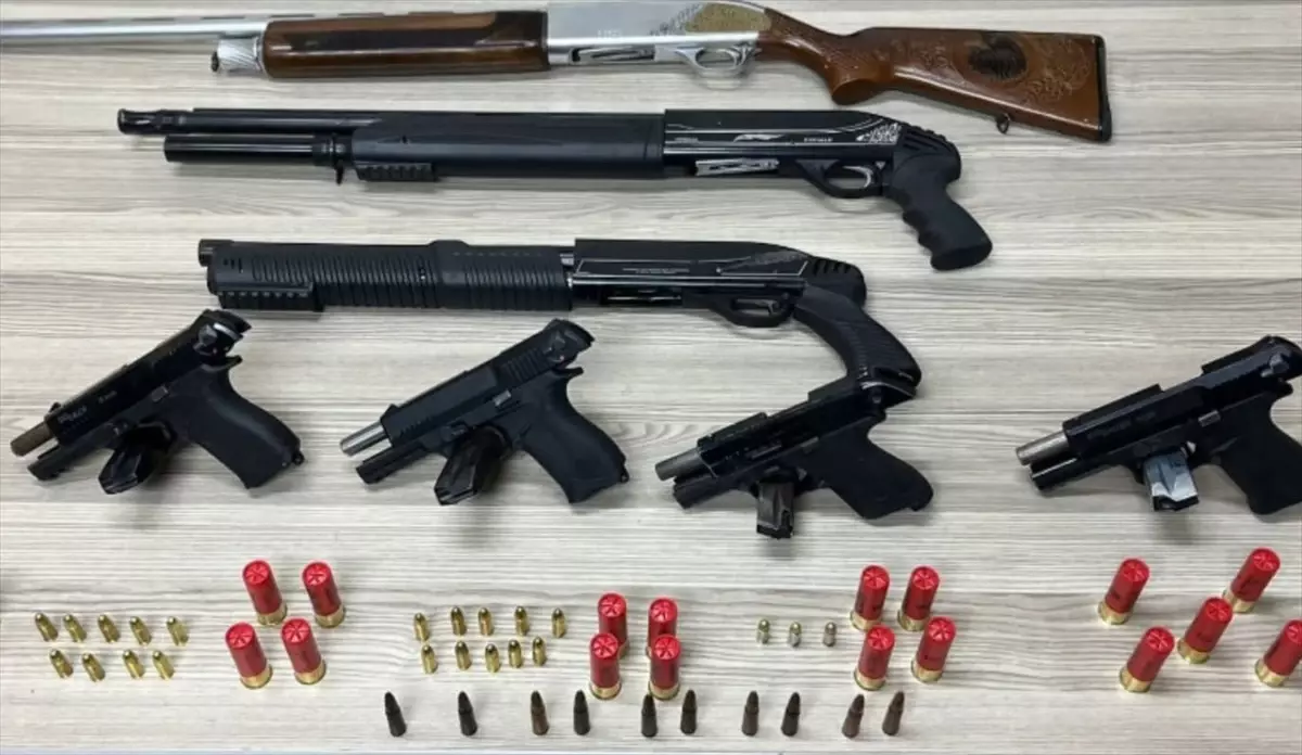 Adana\'da evinde ruhsatsız 7 silah bulunan şüpheli yakalandı