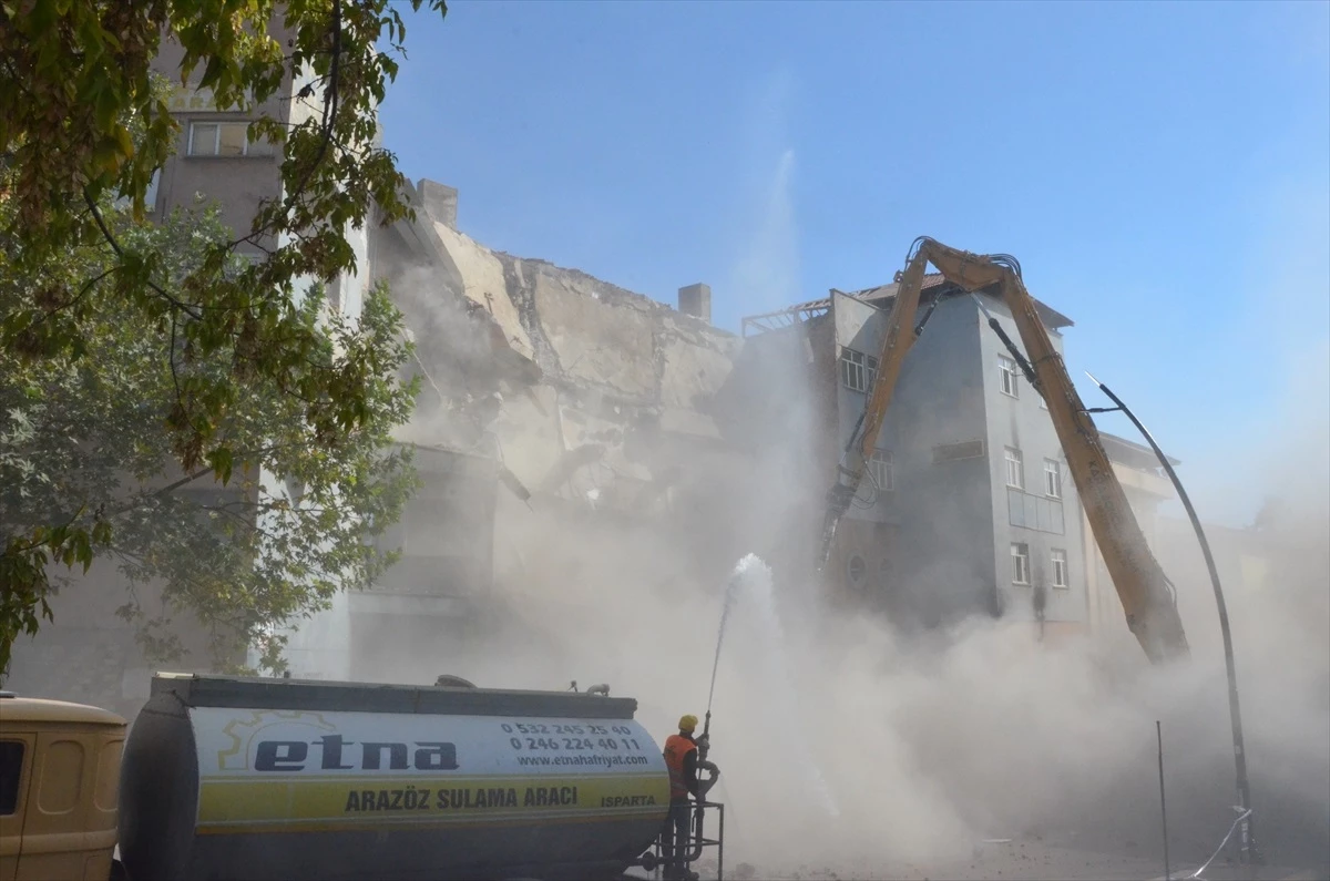 Afşin\'de deprem sonrası ağır hasarlı binalar yıkılıyor