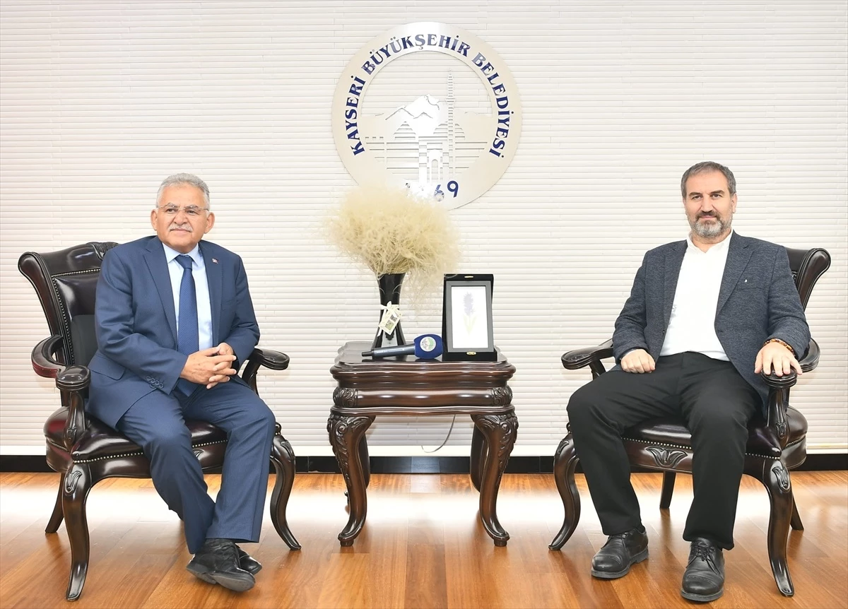 AK Parti Genel Başkan Yardımcısı Mustafa Şen, Kayseri Büyükşehir Belediye Başkanı Memduh Büyükkılıç\'ı ziyaret etti