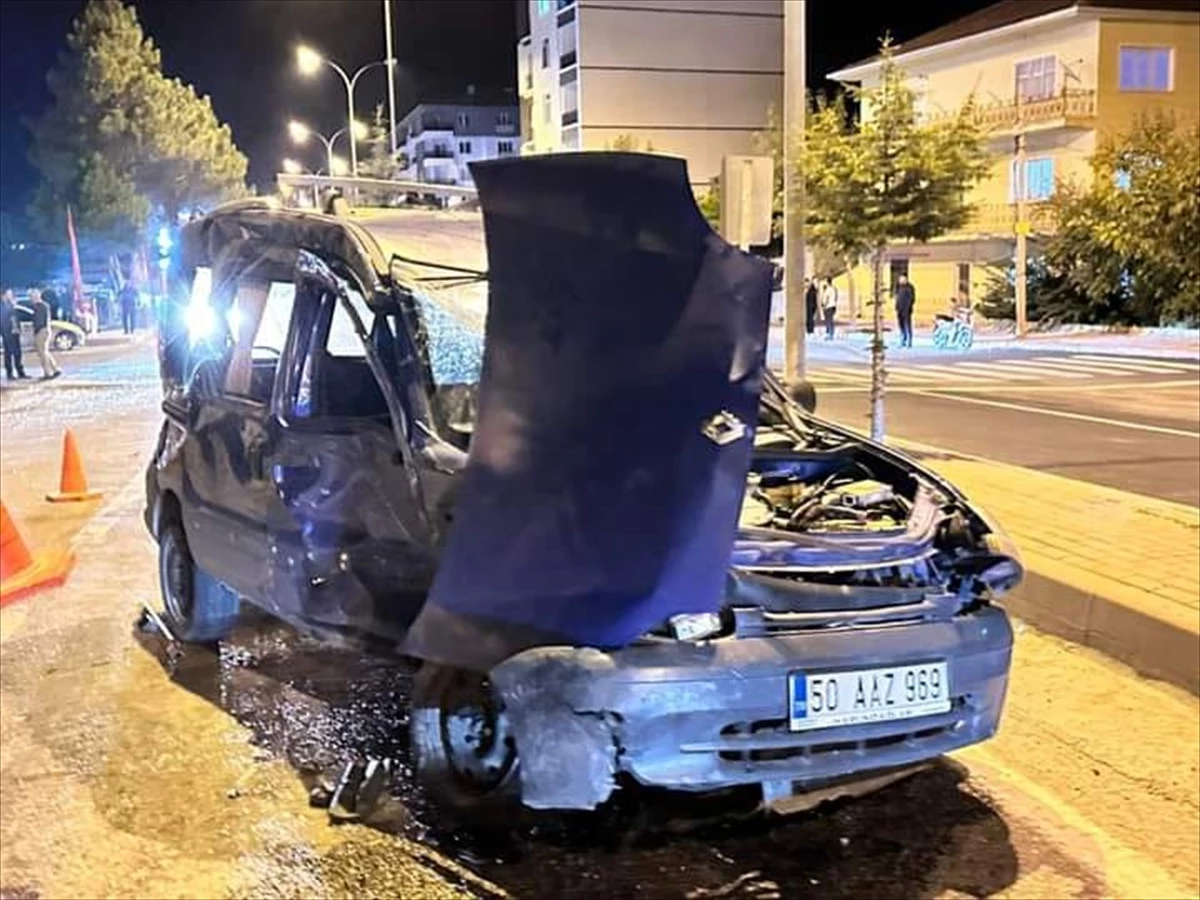 Aksaray\'da Otomobil ile Hafif Ticari Araç Çarpıştı: 1 Ölü, 2 Yaralı