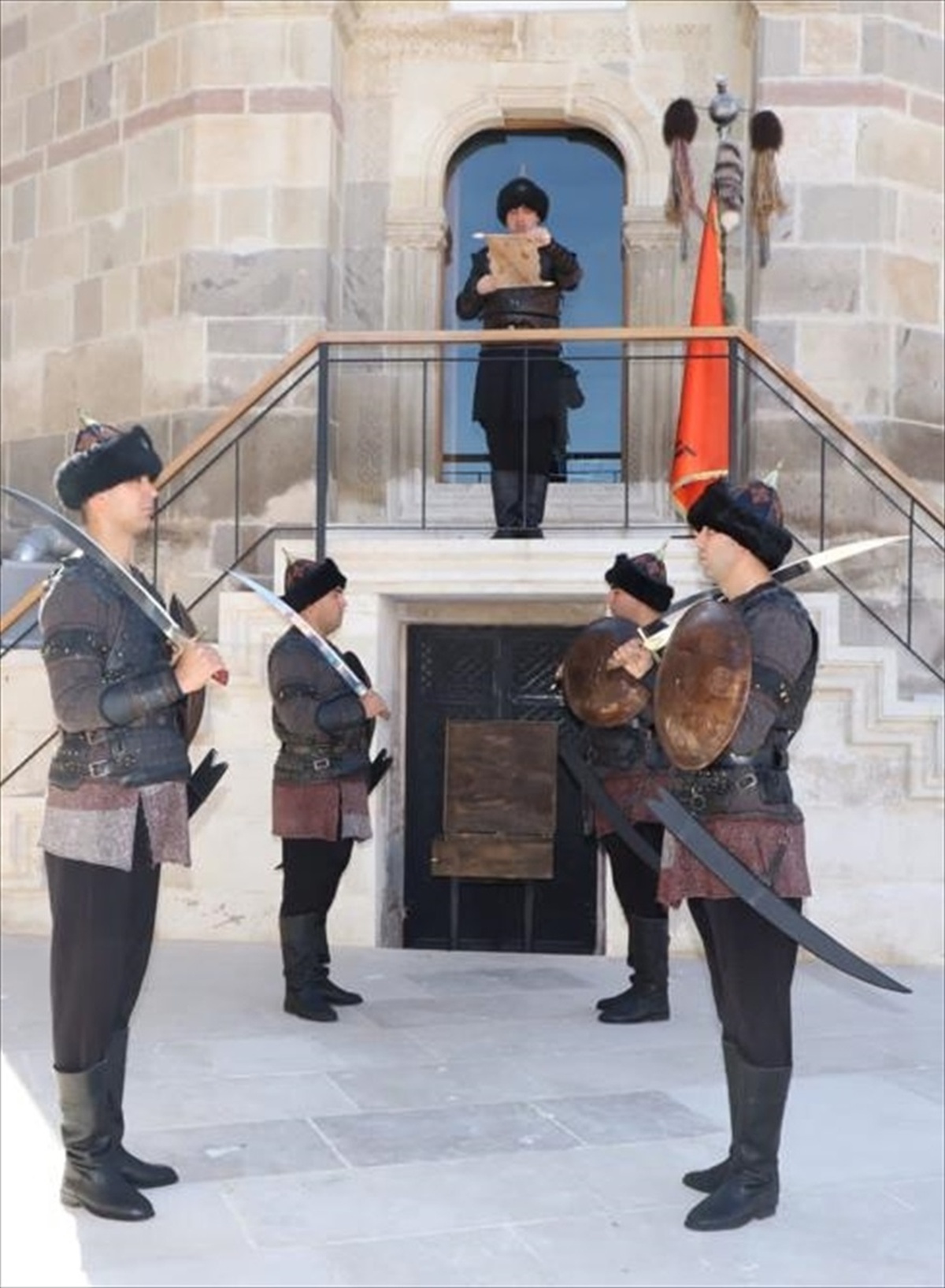 Alaeddin Cami Sultanlar Türbesi\'nde Saygı Nöbeti Değişti