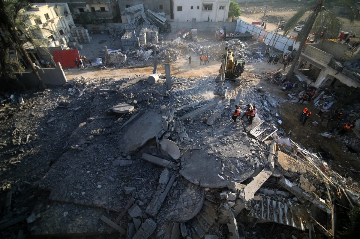 İsrail\'in Gazze\'ye düzenlediği hava saldırıları sonucu enkaz altında kalanlar aranıyor