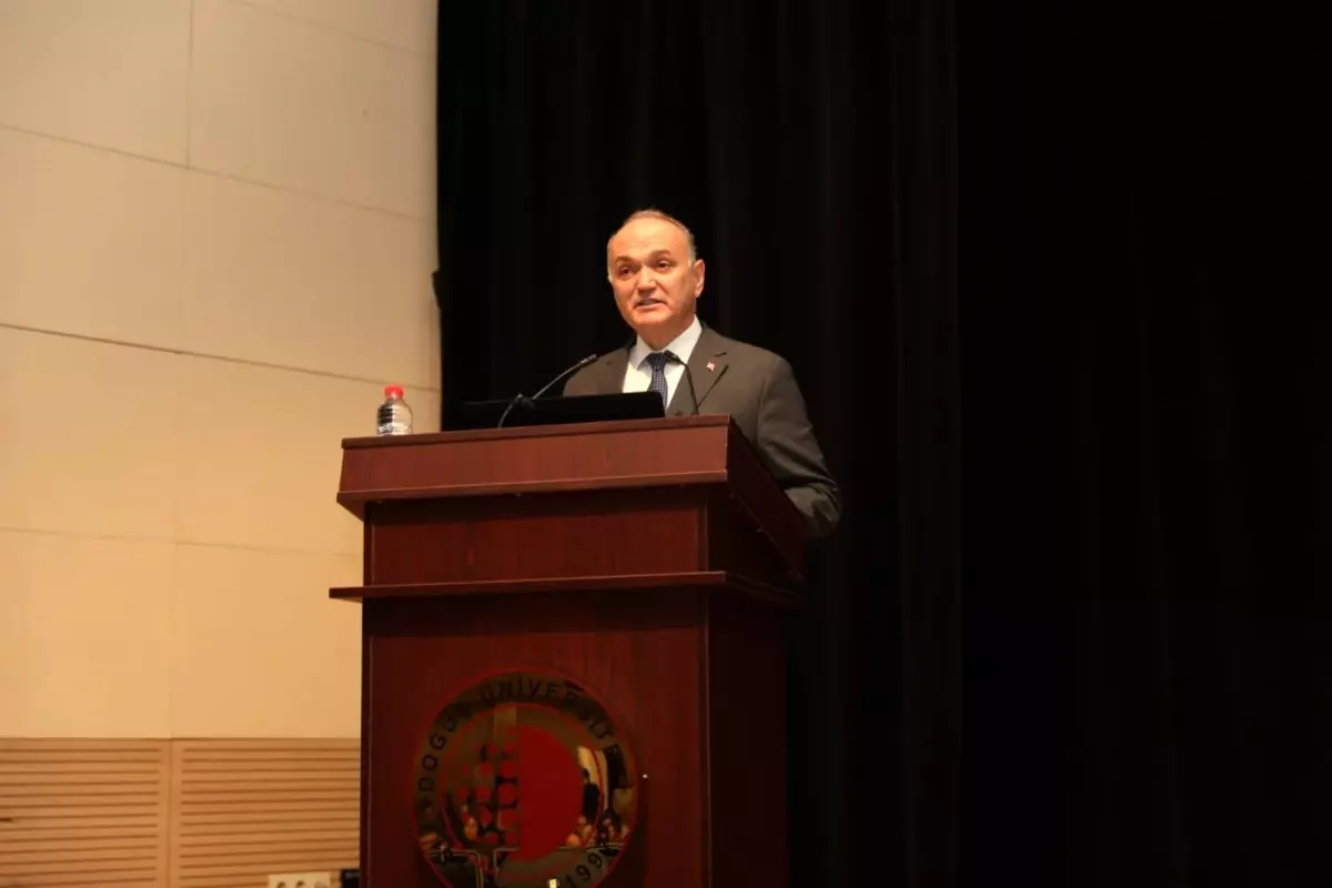 Düzce Belediye Başkanı Dr. Faruk Özlü, üniversite öğrencilerine çalışma tavsiyesinde bulundu