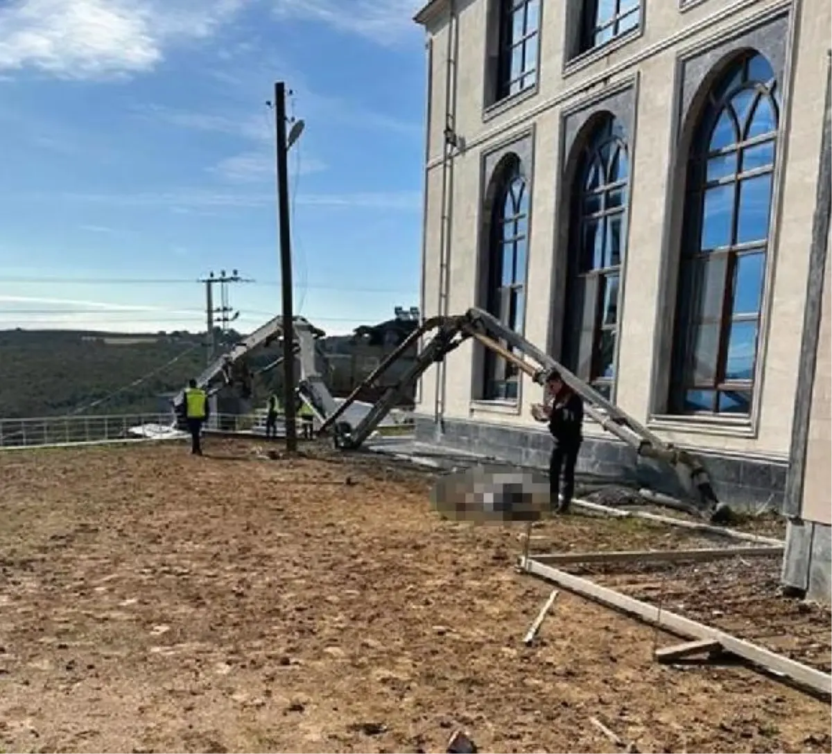 Beton pompası hortumu işçinin başına çarptı, hayatını kaybetti