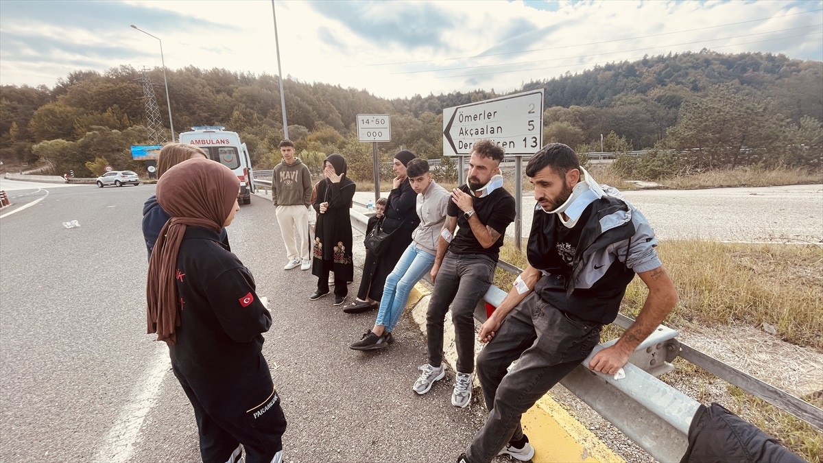 D-100 Karayolunda Otomobil Çarpışması: 3 Yaralı