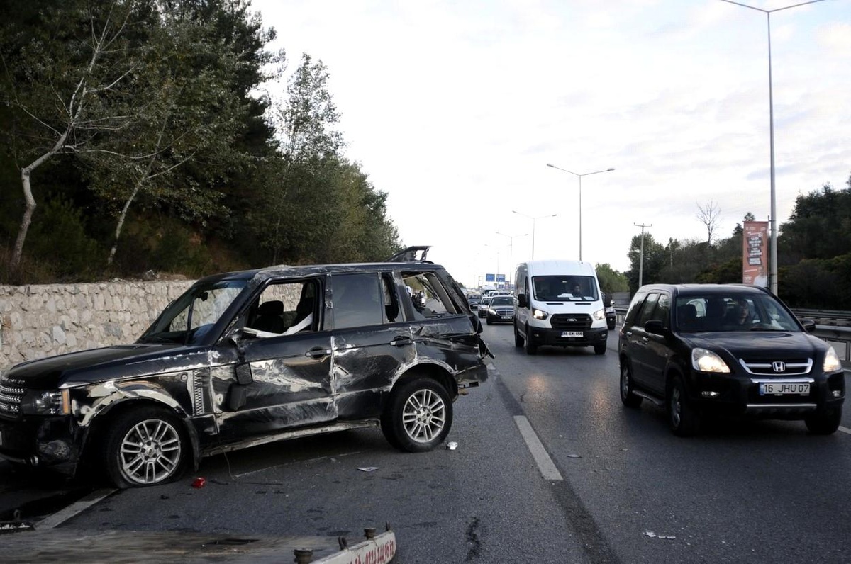 Bursa\'da Kadın Sürücünün İdaresindeki Otomobil Kaza Yaptı