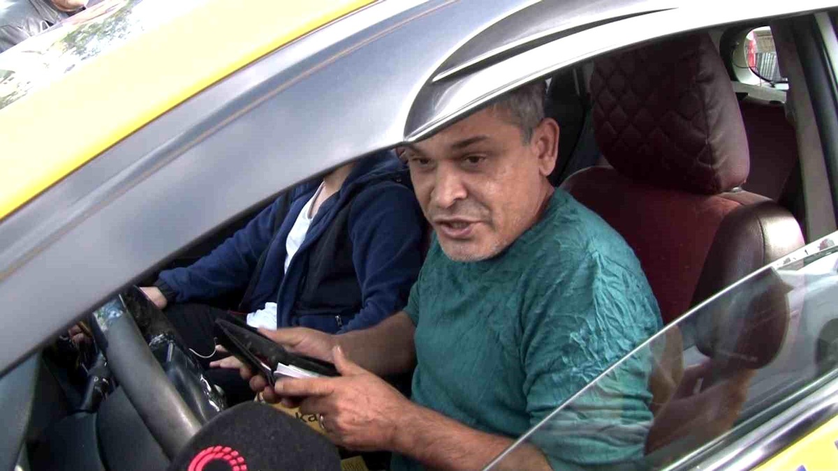 Kadıköy\'de Yolcu Seçen Taksici Polise Tepki Gösterdi