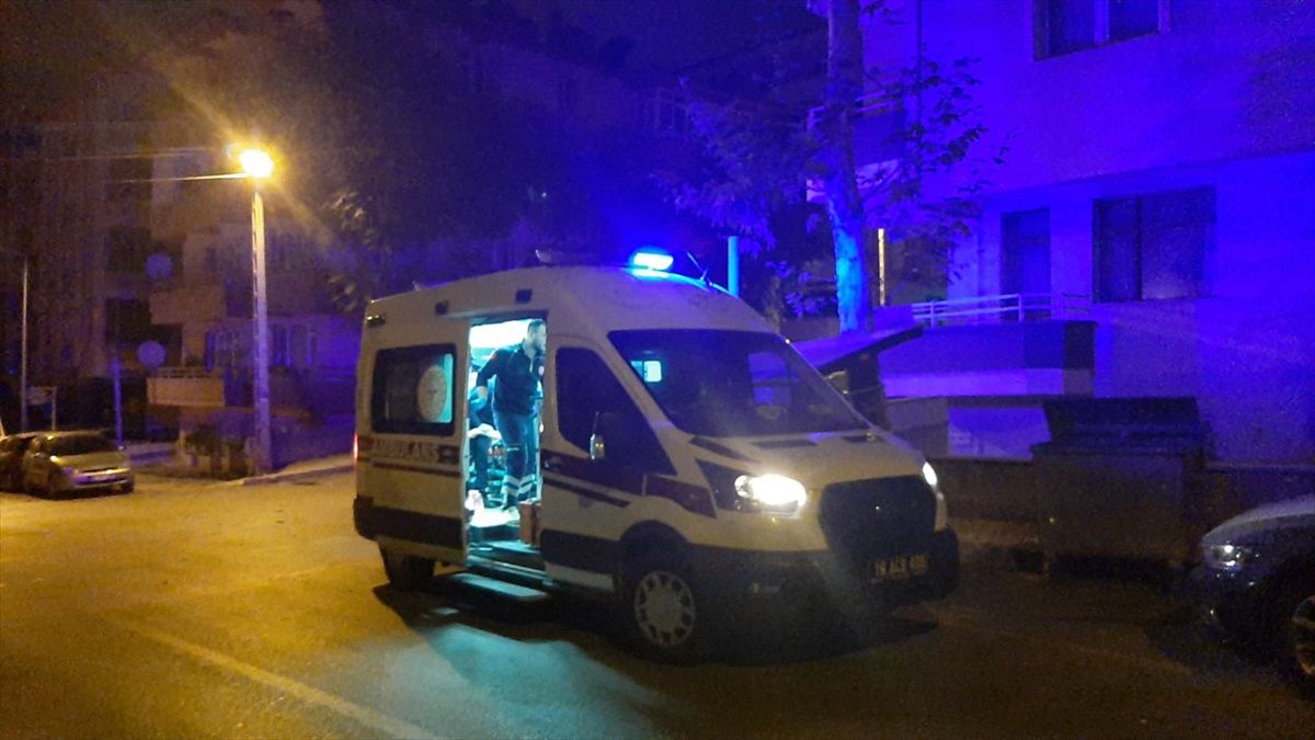 Çorum\'da bir kişi havalı tabanca ile kendisini gözünden vuran arkadaşını bıçakladı