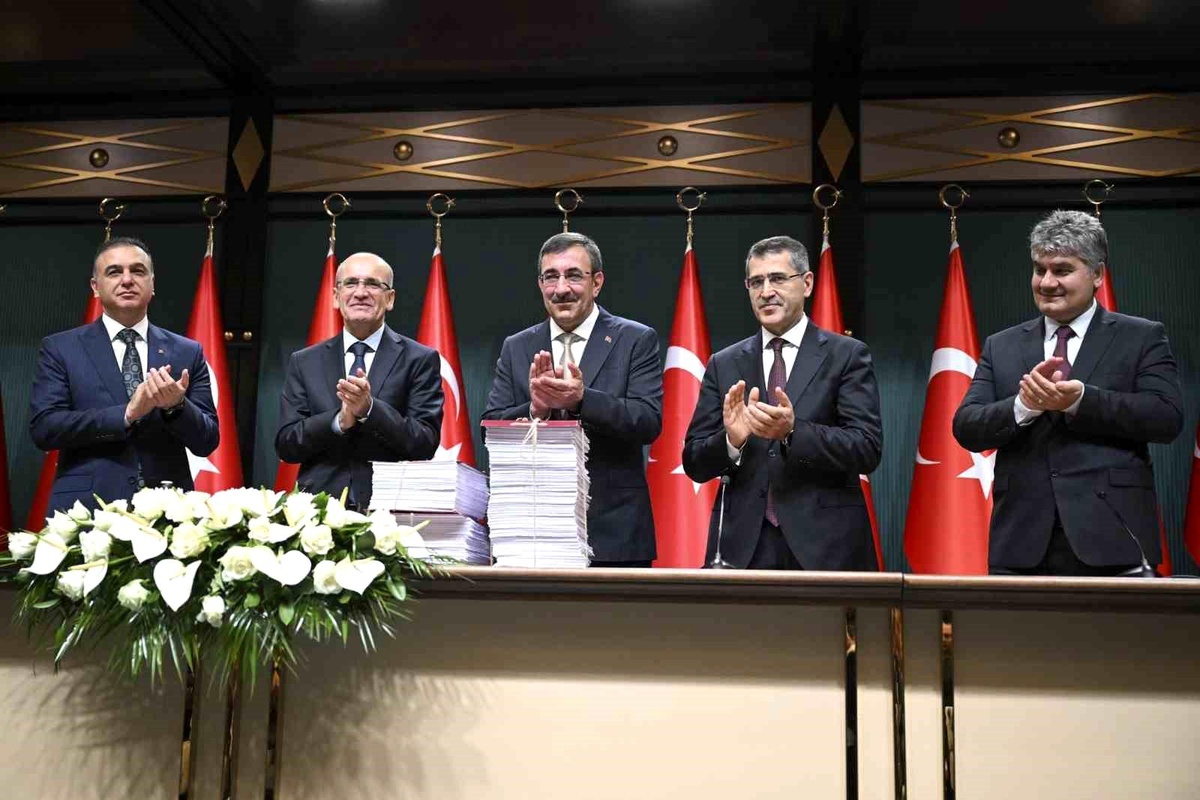 Cumhurbaşkanı Yardımcısı Yılmaz: "2024 yılı bütçemizde ise depremlerinin yol açtığı hasarların süratle giderilmesi ve deprem bölgesinde yaşayan...