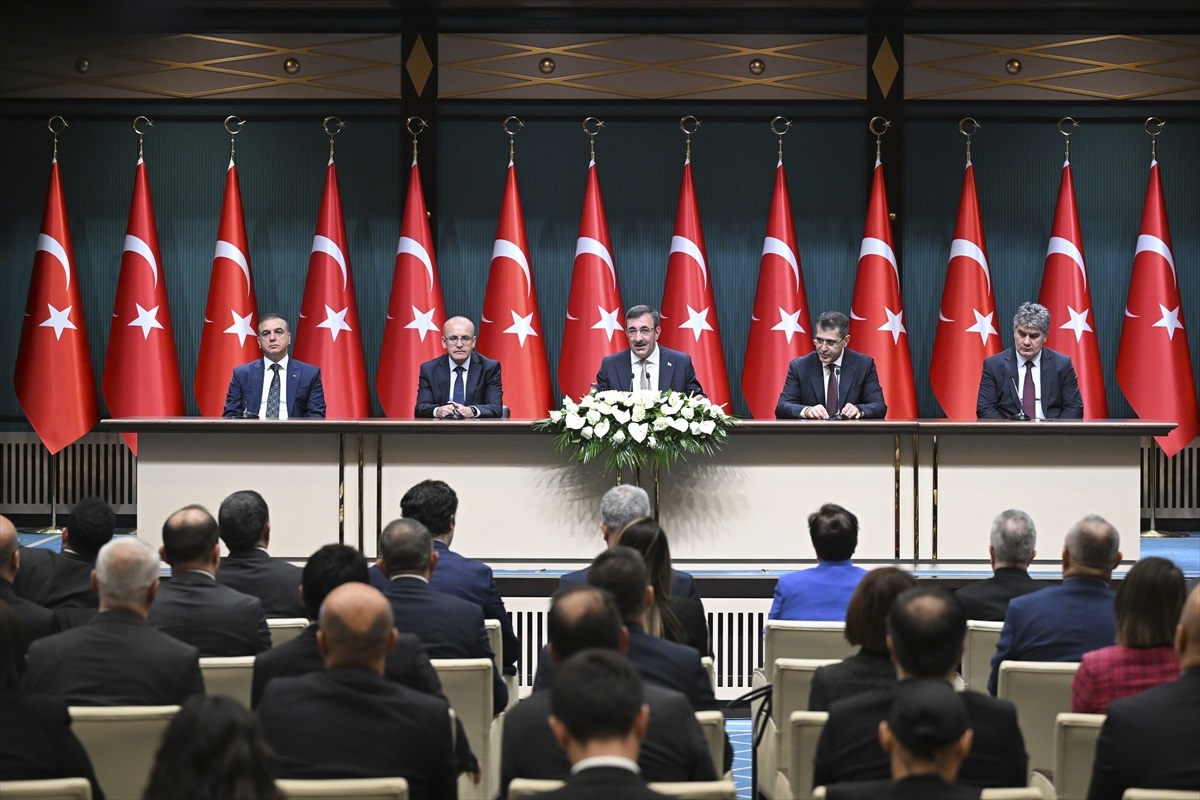 Cumhurbaşkanı Yardımcısı Yılmaz: "Bütçe açığının gayri safi yurtiçi hasılaya oranının ise yüzde 6,4 olarak gerçekleşeceği öngörülmektedir."