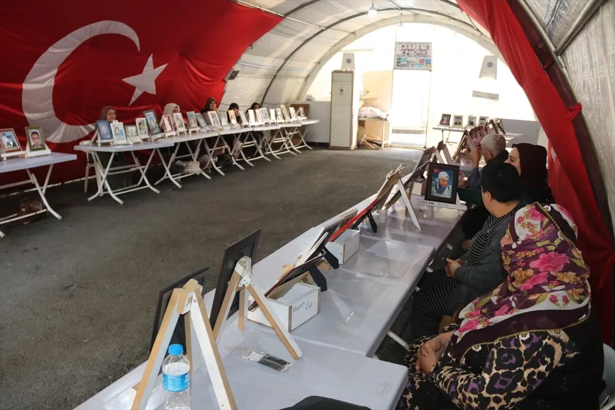 Diyarbakır Anneleri, Dağa Kaçırılan Çocukları İçin Oturma Eylemini Sürdürüyor